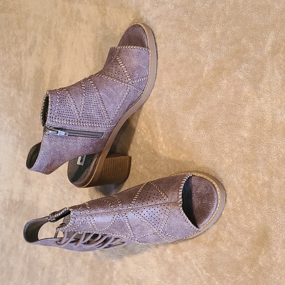 Heel booties